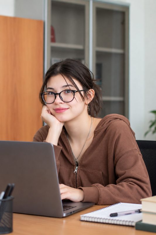 Kenza, étudiante à l'école 42, devant son écran de code